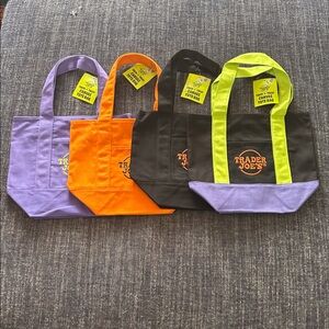 Trader Joe’s Trick or Treat Halloween mini tote set of 4 NWT in hand